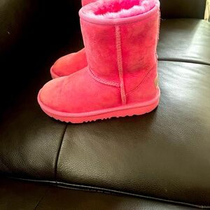 Pink Ugg girls boots gently used. Excellent condition! Size 13